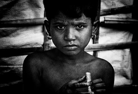 Rohingya-Mädchen mit etwas Geld – Bangladesch