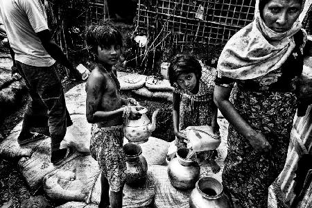 Rohingya schöpfen Wasser aus einer Grube – Bangladesch