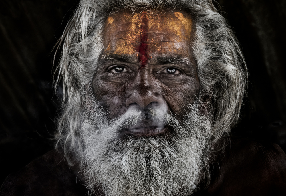 Sadhu stößt den Rauch durch die Nase aus – Prayagraj – Indien von Joxe Inazio Kuesta Garmendia