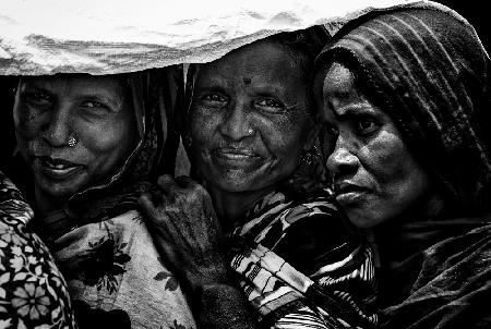 Schlange stehen,um etwas Reis zu erhalten – III – Bangladesch