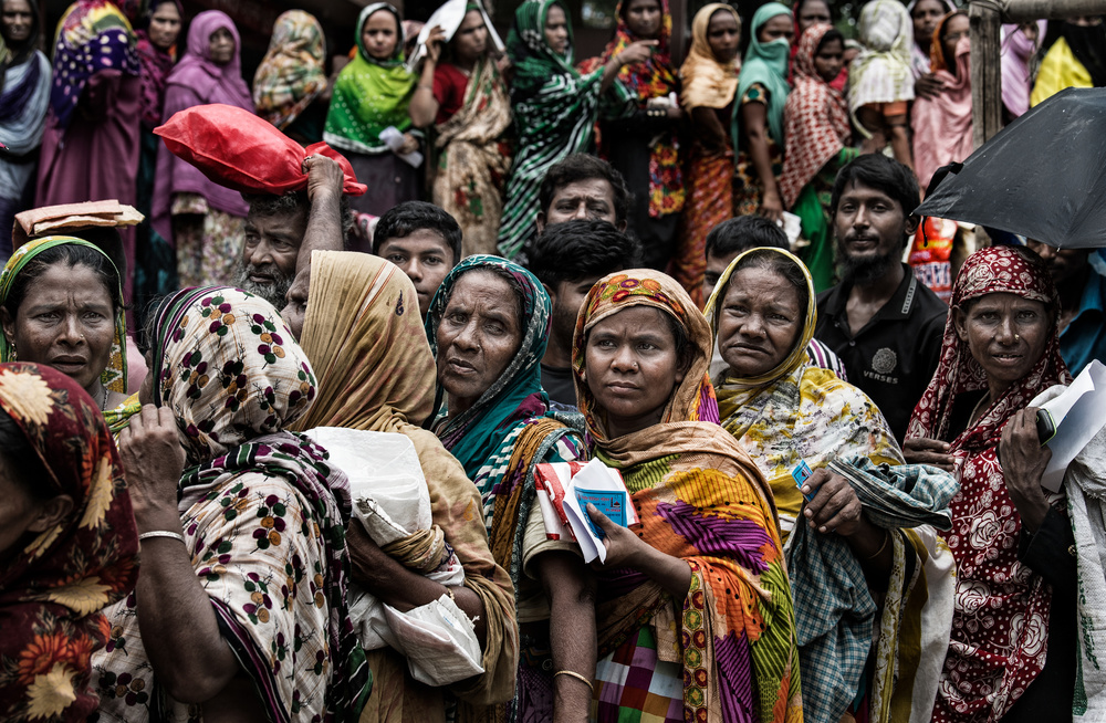 Schlangestehen für etwas Reis – Bangladesch von Joxe Inazio Kuesta Garmendia