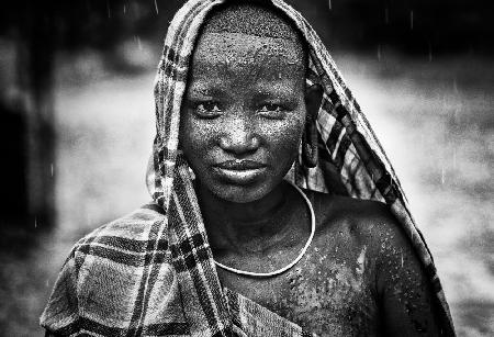 Surmi-Stammmädchen im Regen - Äthiopien