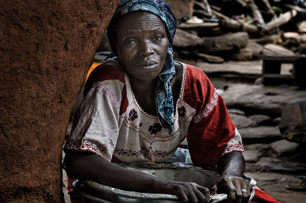 Traurigkeit in ihren Augen – Benin von Joxe Inazio Kuesta Garmendia