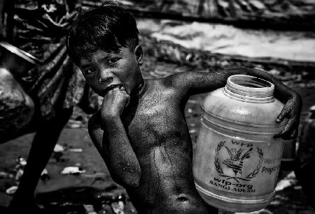 Wasserholen in einem Rohingya-Flüchtlingslager – Bangladesch