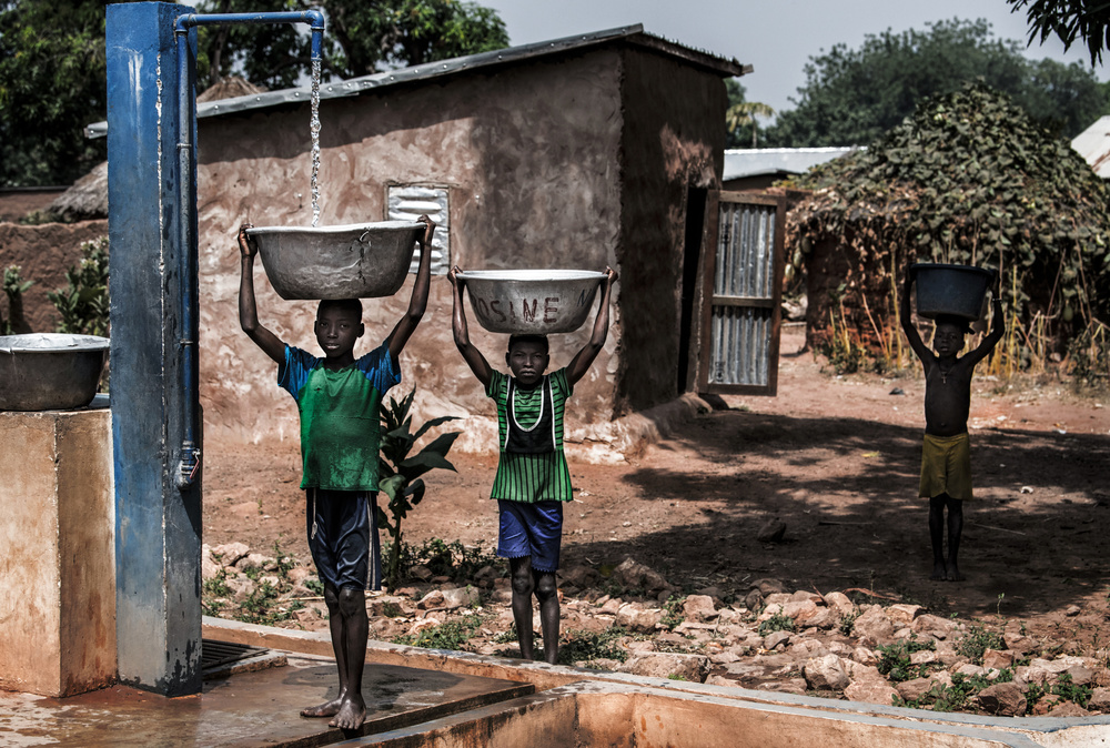 Wasserversorgung in einem Dorf in Benin von Joxe Inazio Kuesta Garmendia