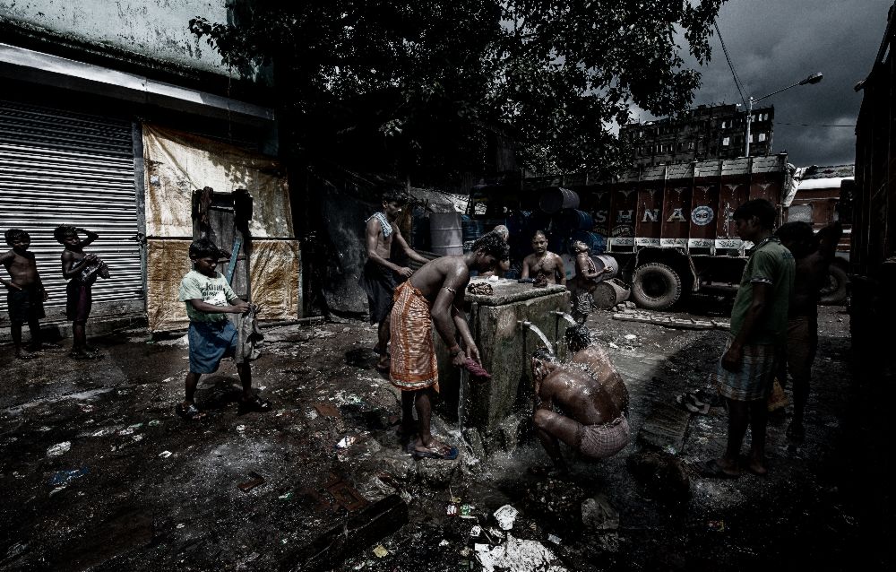 Duschen auf der Straße - Colcatta - Indien von Joxe Inazio Kuesta