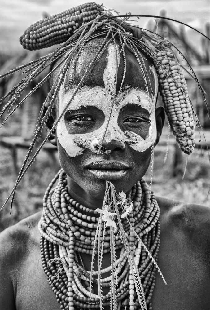 Eine Frau des Karo-Stammes (Omo-Tal-Äthiopien). von Joxe Inazio Kuesta