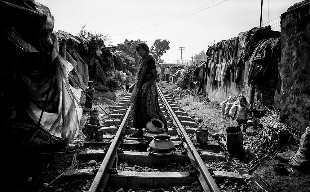 Eine Szene des Lebens auf den Bahngleisen - Bangladesch von Joxe Inazio Kuesta