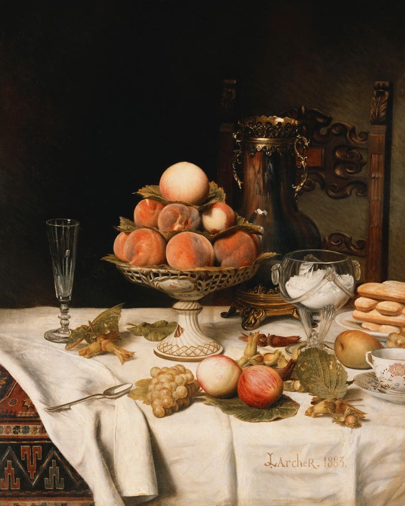 Pfirsiche in einer Obstschale, Trauben, Äpfel, Haselnüsse und Gebäck auf einem gedeckten Tisch von Jules Larcher