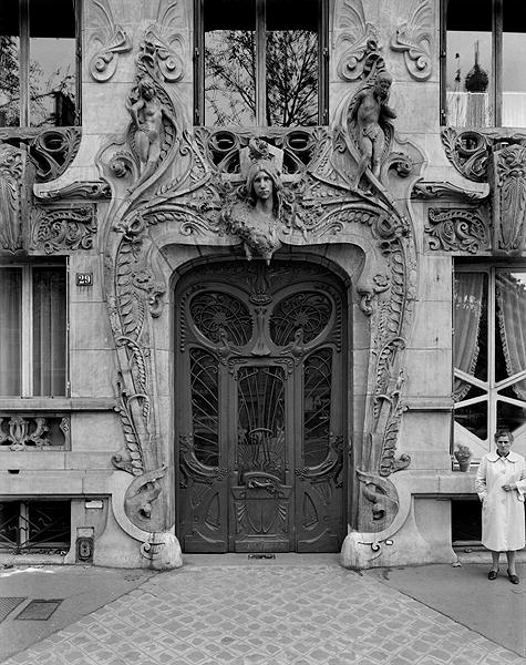 Entrance door to the apartments at 29 Avenue Rapp, designed in 1901 (b/w photo)  von Jules Lavirotte
