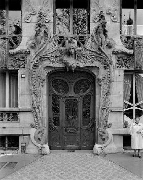 Entrance door to the apartments at 29 Avenue Rapp, designed in 1901 (b/w photo) 