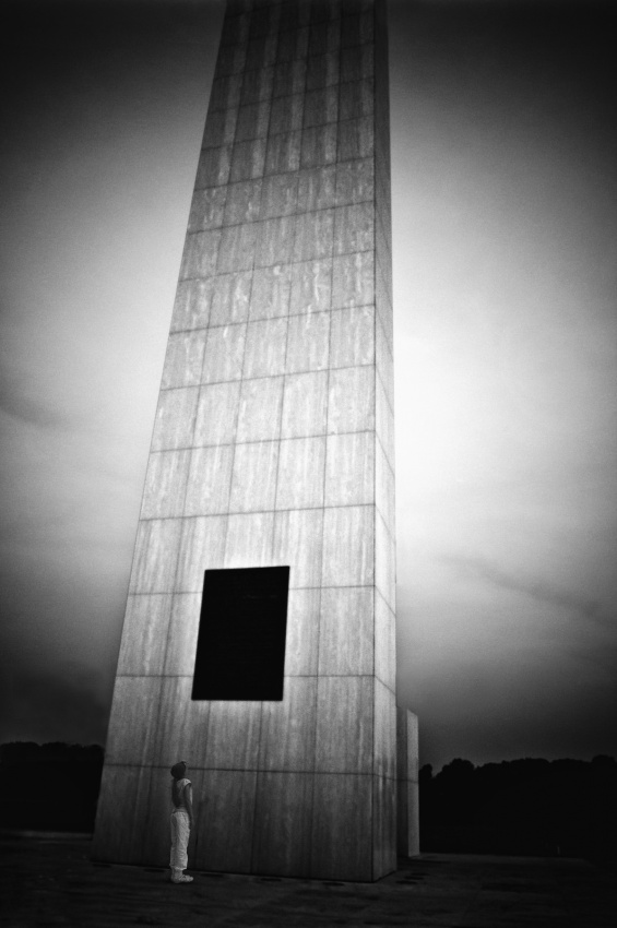Kleines Mädchen und Obelisk von Juraj Čičatko - (ASON)