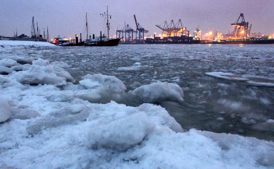 Eis im Hamburger Hafen von Kay Nietfeld