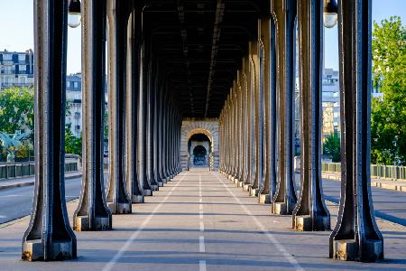 Perspektive der Bir-Hakeim-Brücke in Paris