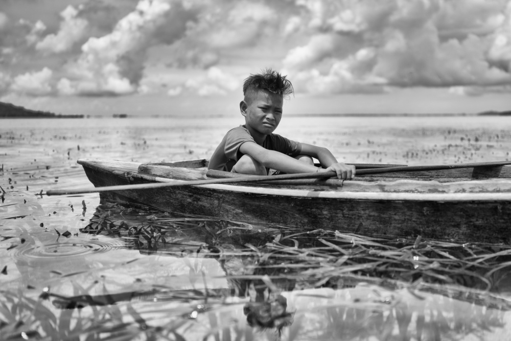 Junge in einem Kanu von Kieron Long