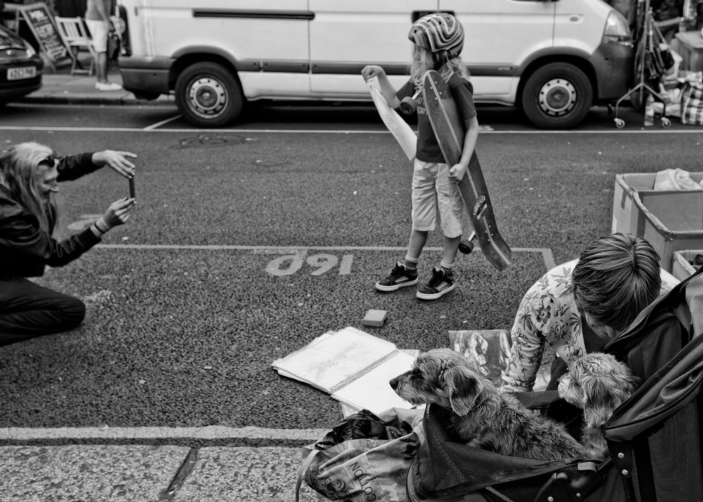 Der Skater,die Welpen und der Straßenfotograf von Lorenzo Grifantini