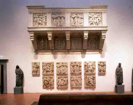 Reconstructed Cantoria, with the original panels below von Luca Della Robbia