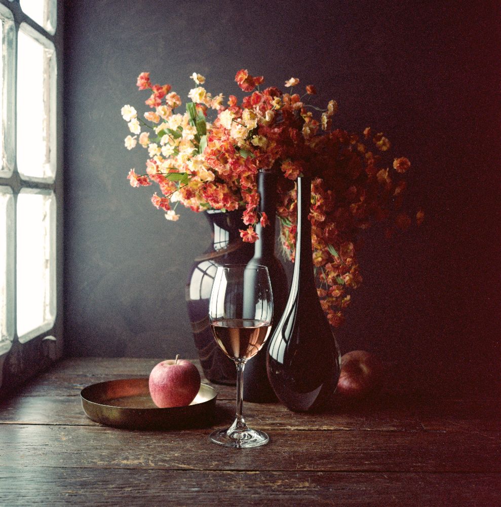 Stillleben mit Wein und Apfel von Luiz Laercio