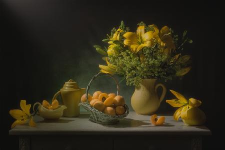 Gelbe Lilien und Pfirsiche