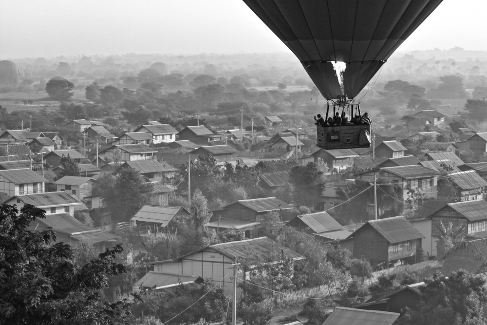 Flug über Bagan von Lynn Grant