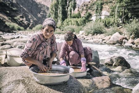 Tadschikische Frauen waschen Getreide