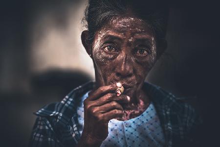 Die rauchende Frau aus Burma