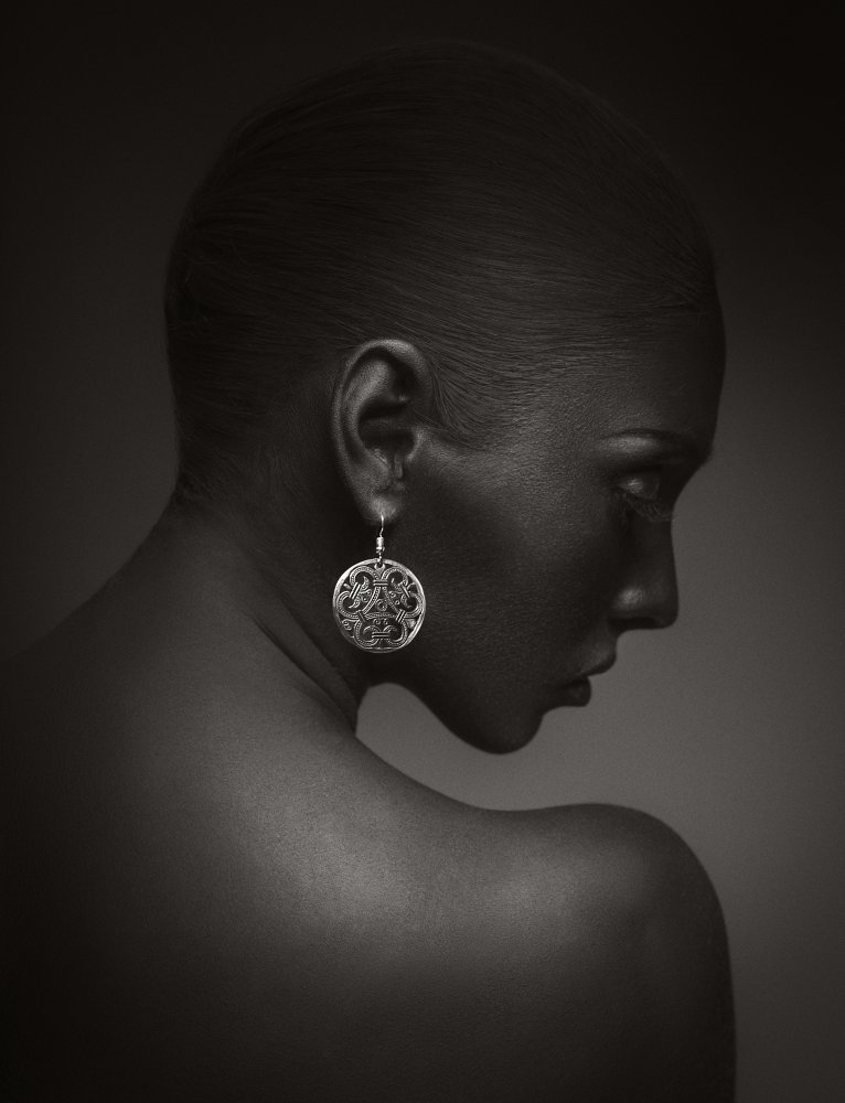 Modell mit Ohrring von Mark Nazarov