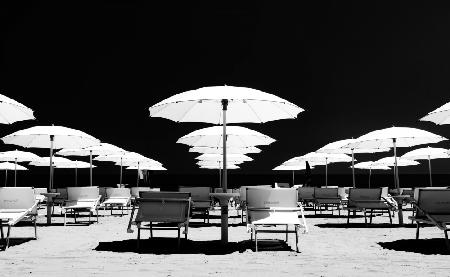 weiße Sonnenschirme – überarbeitet