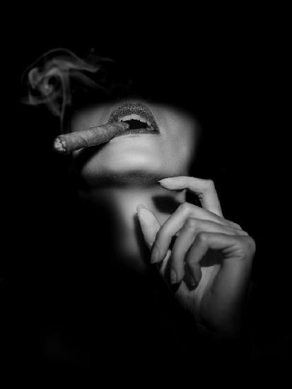 Frau mit einer Zigarre
