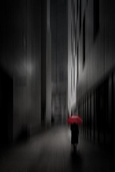 Frau mit rotem Regenschirm