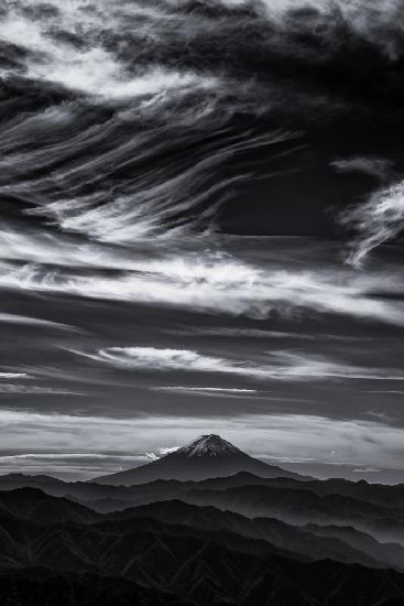 Ausdrucksstarke Wolken und der Berg Fuji