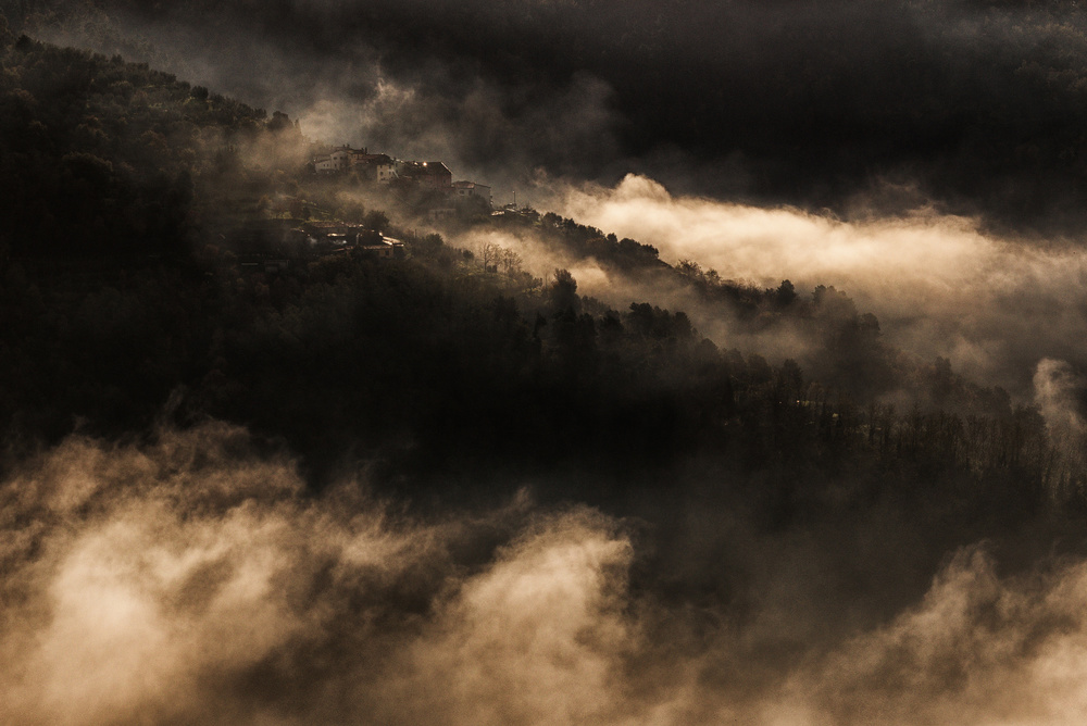 Versteckt im Nebel von Matteo Chiarello