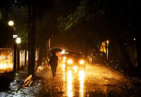 Der Nachtregen in der Stadt Dhaka.