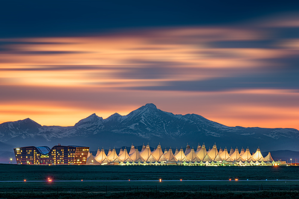 Denver International Airport in der Abenddämmerung mit Longs Peak als Hintergrund von Mei Xu