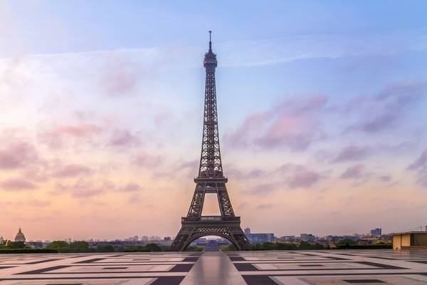 Eiffelturm in Paris bei Sonnenaufgang von Melanie Viola