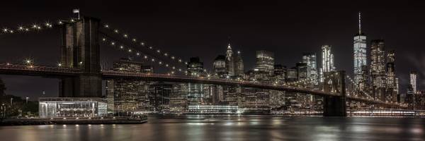 Manhattan Skyline & Brooklyn Bridge - Idyllische Nachtansicht | Panorama  von Melanie Viola