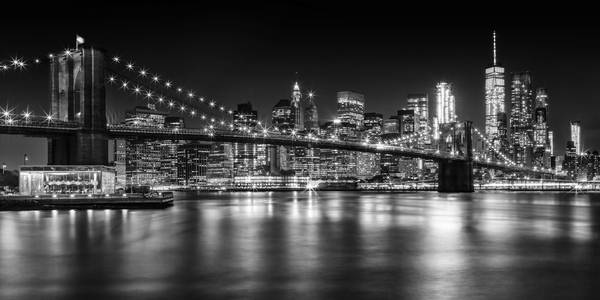 MANHATTAN SKYLINE & BROOKLYN BRIDGE Idyllische Nachtansicht | Panorama Monochrom von Melanie Viola