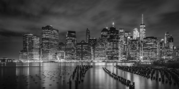 NEW YORK CITY Monochrome Impression bei Nacht | Panorama von Melanie Viola