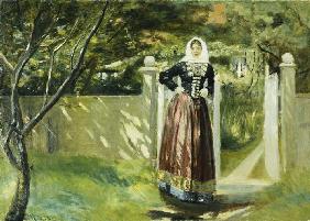 Frau in dänischer Tracht am Gartentor 1902