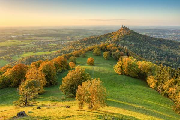 Blick vom Zeller Horn zur Burg Hohenzollern im Herbst von Michael Valjak