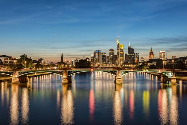 Frankfurt Skyline und Ignatz-Bubis-Brücke von Michael Valjak