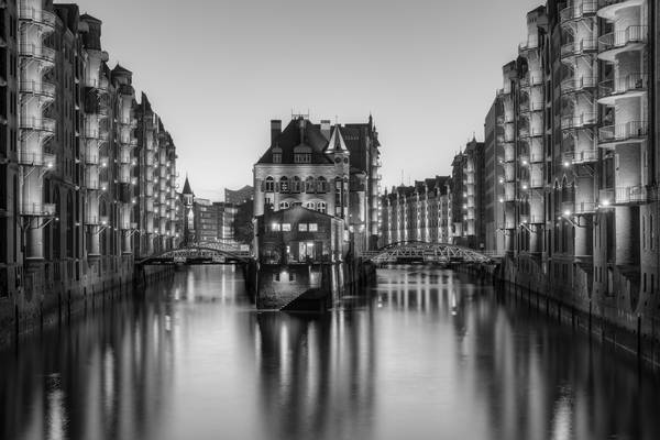 Hamburg Wasserschloss schwarz-weiß von Michael Valjak