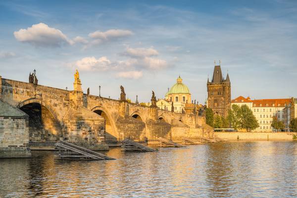 Karlsbrücke Prag in der Abendsonne von Michael Valjak