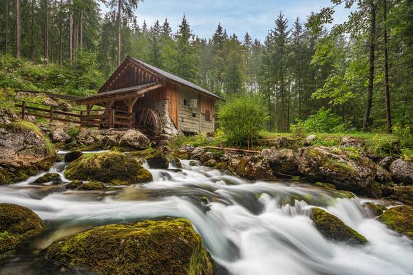 Mühle am Gollinger Wasserfall in Österreich von Michael Valjak