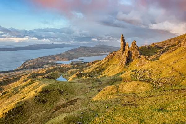 Old Man of Storr im Morgenlicht, Isle of Skye, Schottland von Michael Valjak