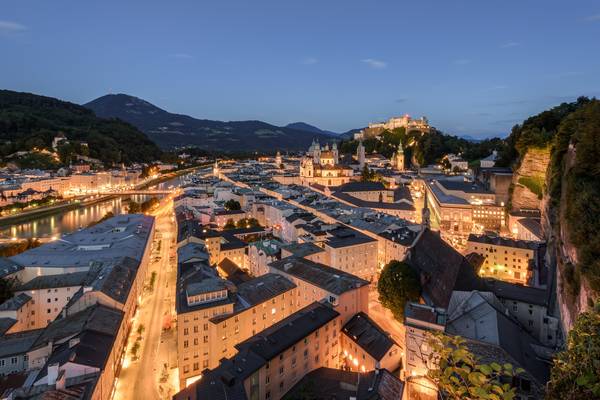Salzburg in Österreich am Abend von Michael Valjak