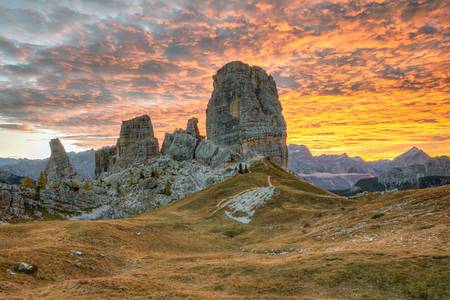 Cinque Torri in den Dolomiten bei Sonnenaufgang