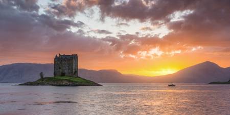 Sonnenuntergang bei Castle Stalker in Schottland