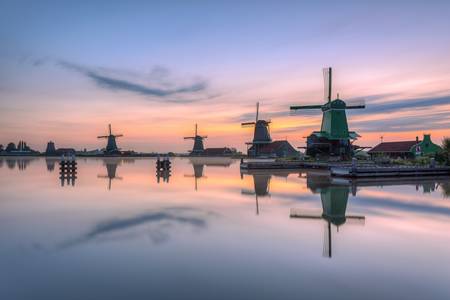Windmühlen in Zaanse Schans in Holland am Morgen