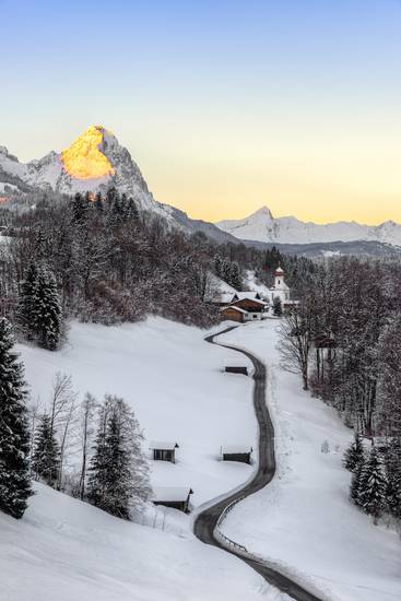 Wintermorgen in Wamberg bei Garmisch-Partenkirchen in Bayern